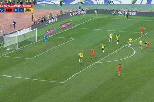 开云足球-抽筋被换下！张玉宁强行选择远射打高，拜合拉木摊手