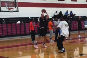 状态不错！克莱与迈克尔-比斯利一起打对抗赛 弹无虚发