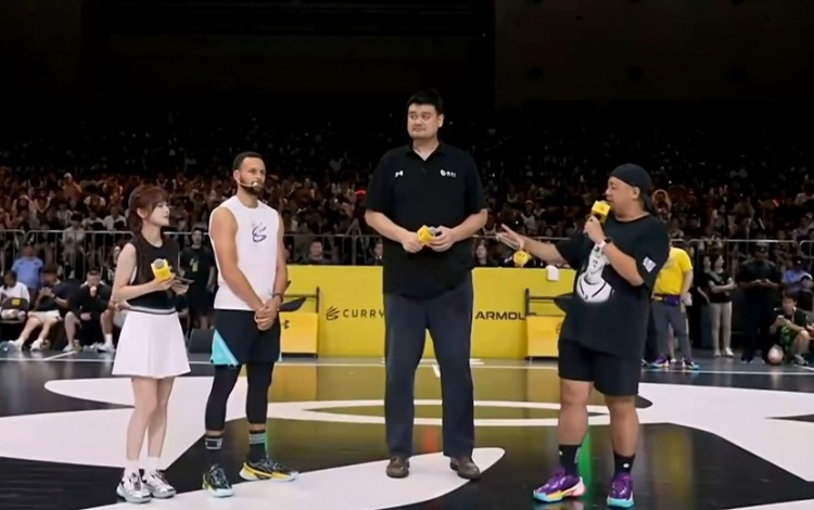 开云登录入口-姚明库里公益同框 身高差萌翻网友