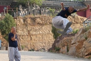 开云足球-文班晒照回顾休赛期：与狼王&amp;奥拉朱旺等人特训 前往少林寺修行