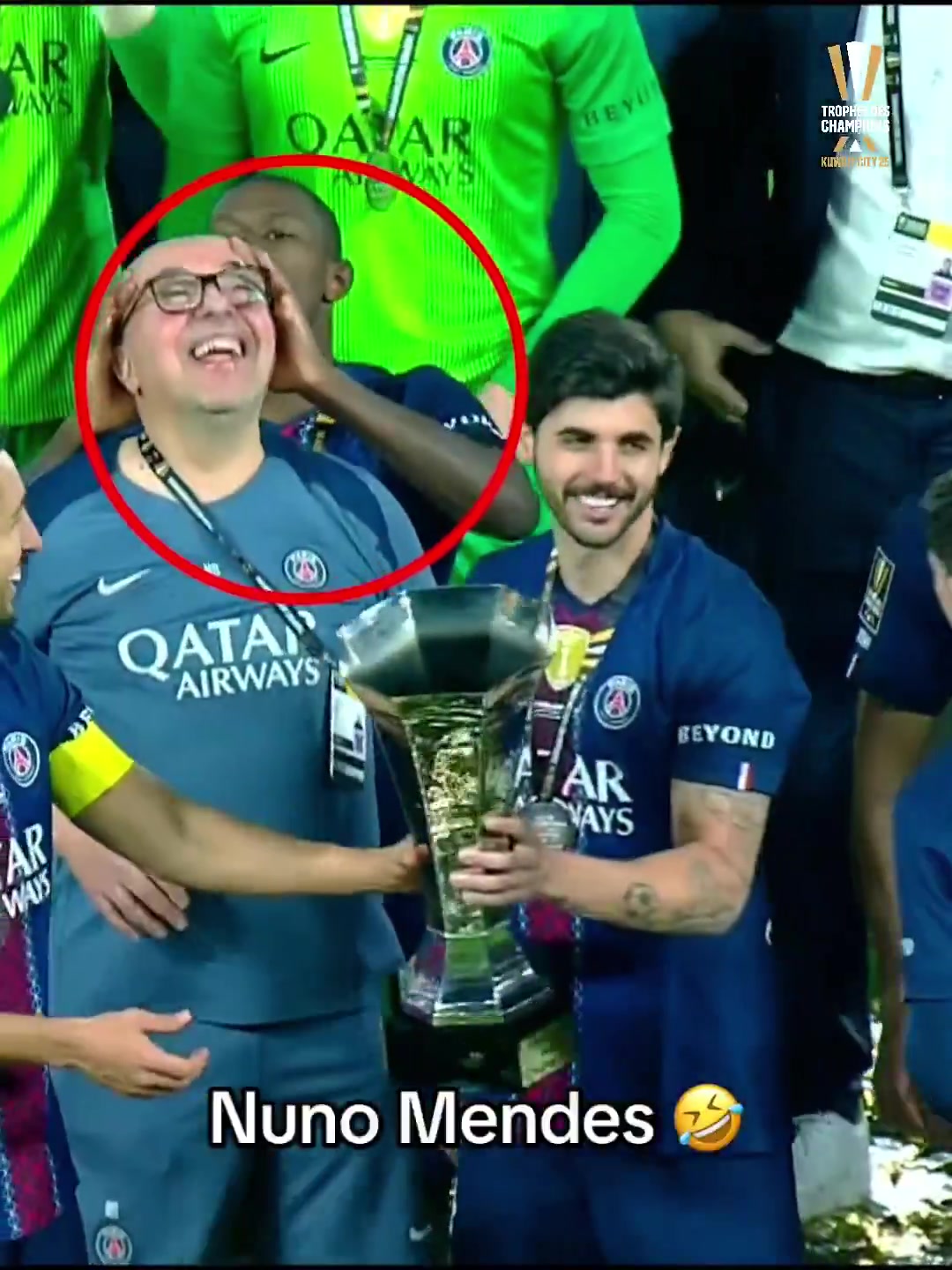 开云注册平台-有趣一幕！队友捧杯庆祝夺冠，努诺·门德斯捧工作人员光头