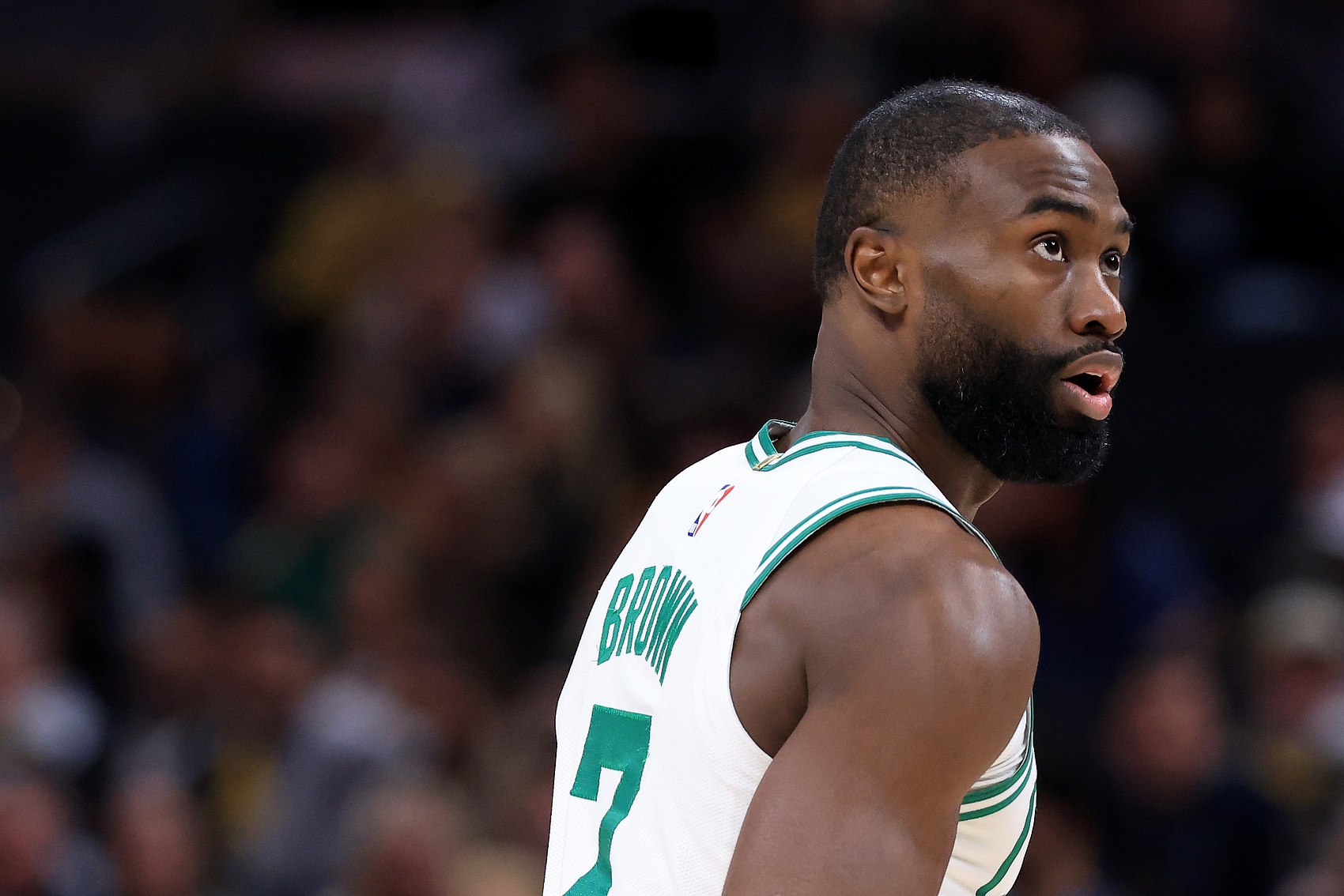 开云足球-今儿不在状态啊！杰伦·布朗半场9投仅3中&amp;有4失误 正负值-17